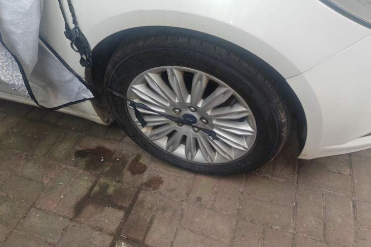 Used Ford Mondeo 2013 2.0L GTDi 200 Fashion Edition Right Front Wheel Hub