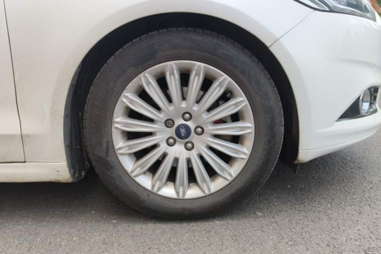 Used Ford Mondeo 2013 2.0L GTDi 200 Luxury Model Right Front Wheel Hub