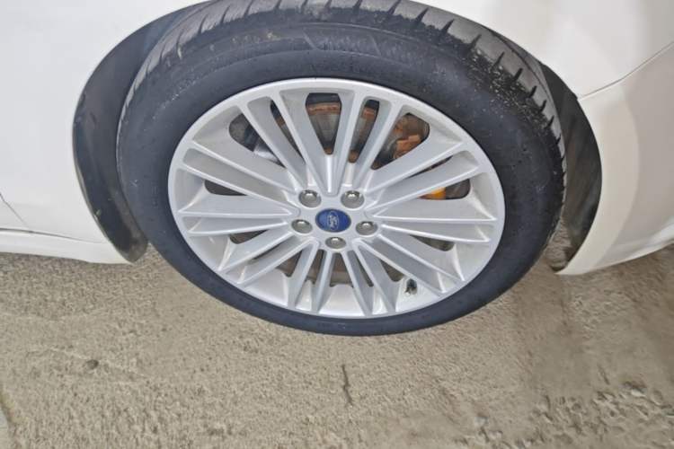 Used Ford Mondeo 2013 2.0L GTDi240 Flagship Edition Right Front Wheel Hub