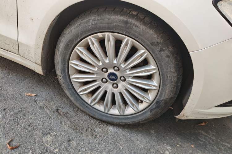 Used Ford Mondeo 2013 2.0L GTDi 200 Fashion Edition Right Front Wheel Hub