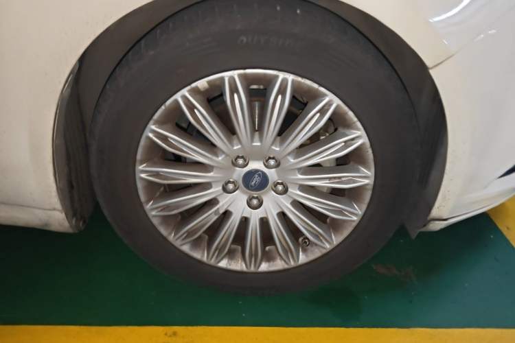 Used Ford Mondeo 2013 2.0L GTDi 200 Fashion Edition Right Front Wheel Hub