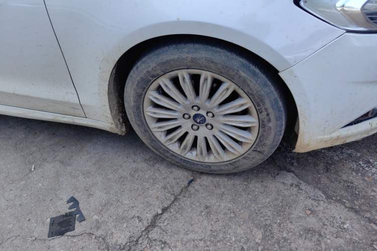 Used Ford Mondeo 2013 2.0L GTDi 200 Fashion Edition Right Front Wheel Hub