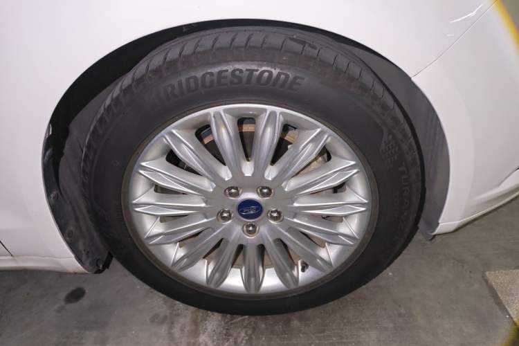 Used Ford Mondeo 2013 2.0L GTDi 200 Luxury Model Right Front Wheel Hub