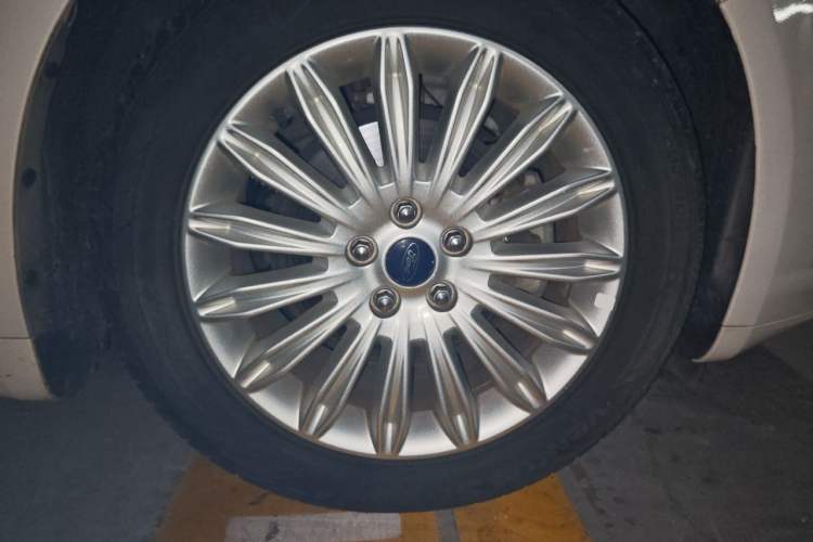 Used Ford Mondeo 2013 2.0L GTDi 200 Fashion Edition Right Front Wheel Hub