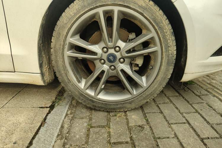 Used Ford Mondeo 2013 2.0L GTDi240 Luxury Sport Model Right Front Wheel Hub