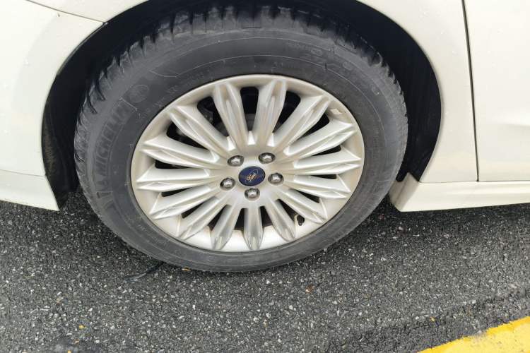 Used Ford Mondeo 2013 2.0L GTDi 200 Luxury Model Right Front Wheel Hub