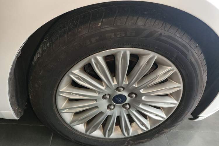 Used Ford Mondeo 2013 2.0L GTDi 200 Fashion Edition Right Front Wheel Hub