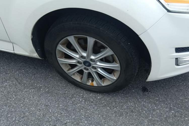 Used Ford Mondeo 2013 2.3L Fashion Edition Right Front Wheel Hub