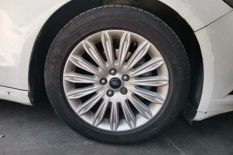 Used Ford Mondeo 2013 2.0L GTDi 200 Luxury Model Right Front Wheel Hub