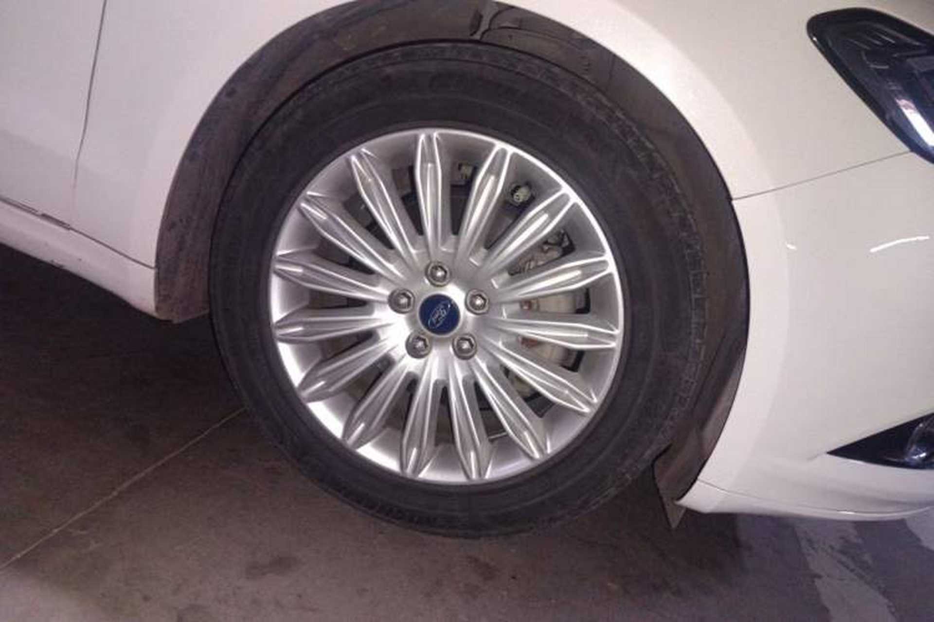 Used Ford Mondeo 2013 2.0L GTDi 200 Fashion Edition Right Front Wheel Hub