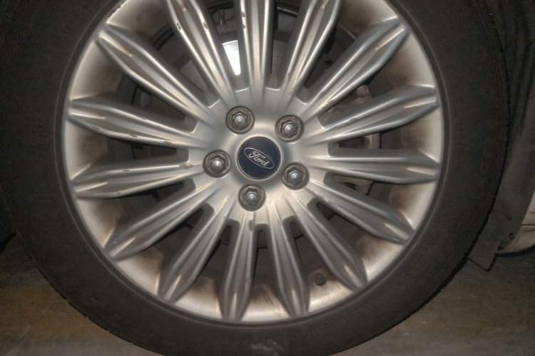 Used Ford Mondeo 2013 2.0L GTDi 200 Luxury Model Right Front Wheel Hub