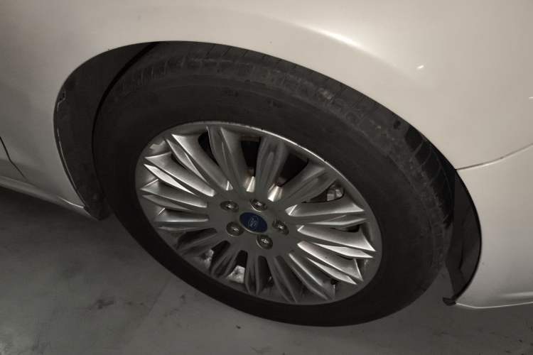 Used Ford Mondeo 2013 2.0L GTDi 200 Fashion Edition Right Front Wheel Hub