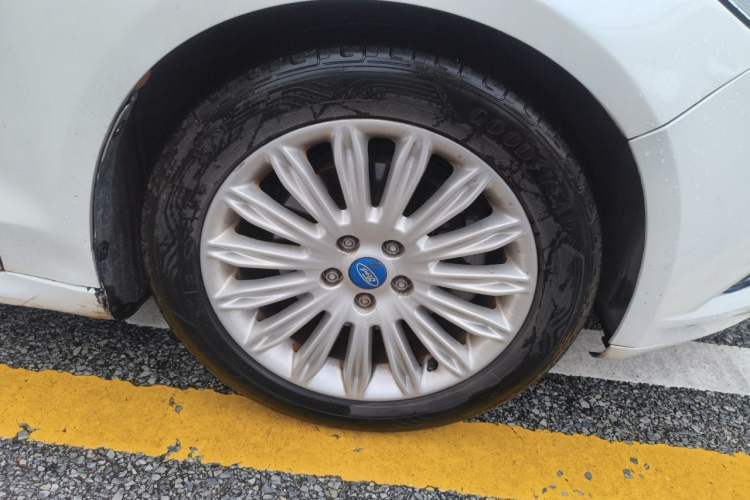 Used Ford Mondeo 2013 2.0L GTDi 200 Fashion Edition Right Front Wheel Hub