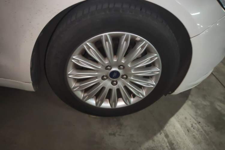 Used Ford Mondeo 2013 2.0L GTDi 200 Fashion Edition Right Front Wheel Hub