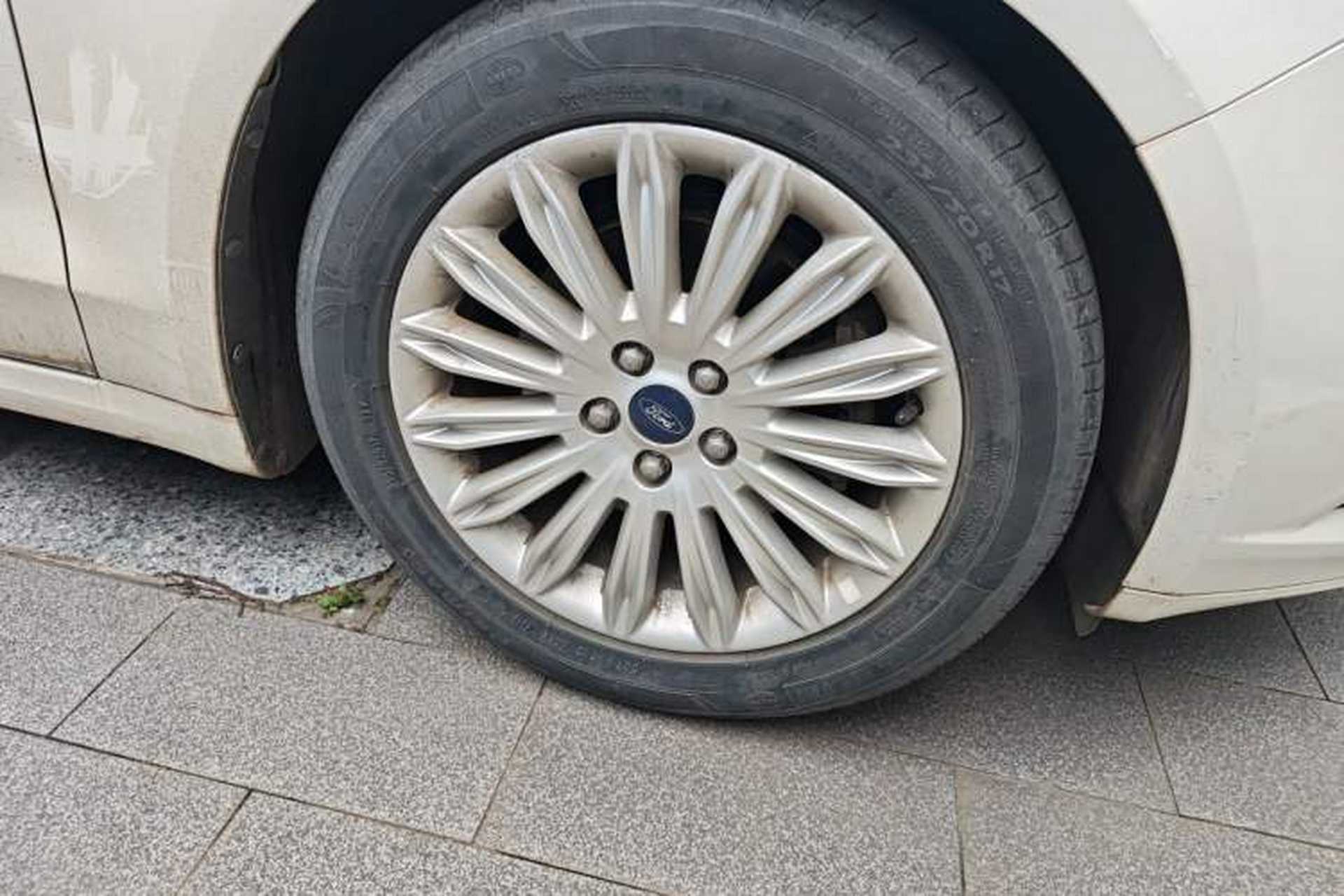 Used Ford Mondeo 2013 2.0L GTDi 200 Luxury Model Right Front Wheel Hub