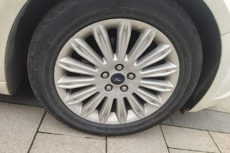Used Ford Mondeo 2013 2.0L GTDi 200 Luxury Model Right Front Wheel Hub