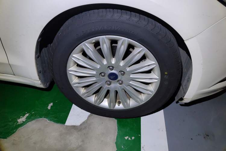 Used Ford Mondeo 2013 2.0L GTDi 200 Fashion Edition Right Front Wheel Hub