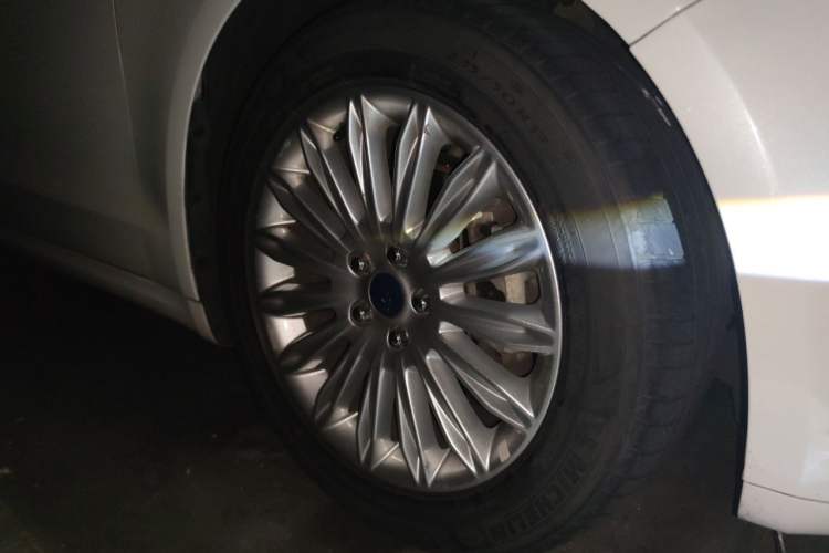 Used Ford Mondeo 2013 2.0L GTDi 200 Luxury Model Right Front Wheel Hub