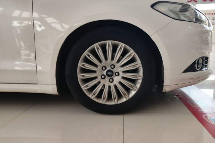 Used Ford Mondeo 2013 2.0L GTDi 200 Fashion Edition Right Front Wheel Hub