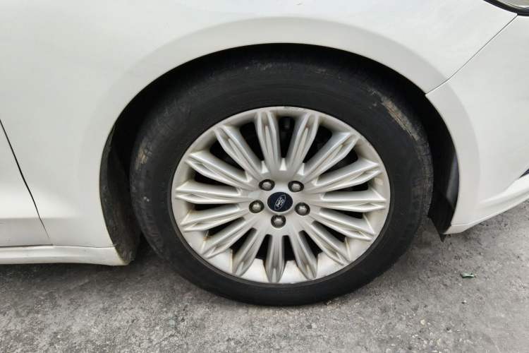 Used Ford Mondeo 2013 2.0L GTDi 200 Luxury Model Right Front Wheel Hub