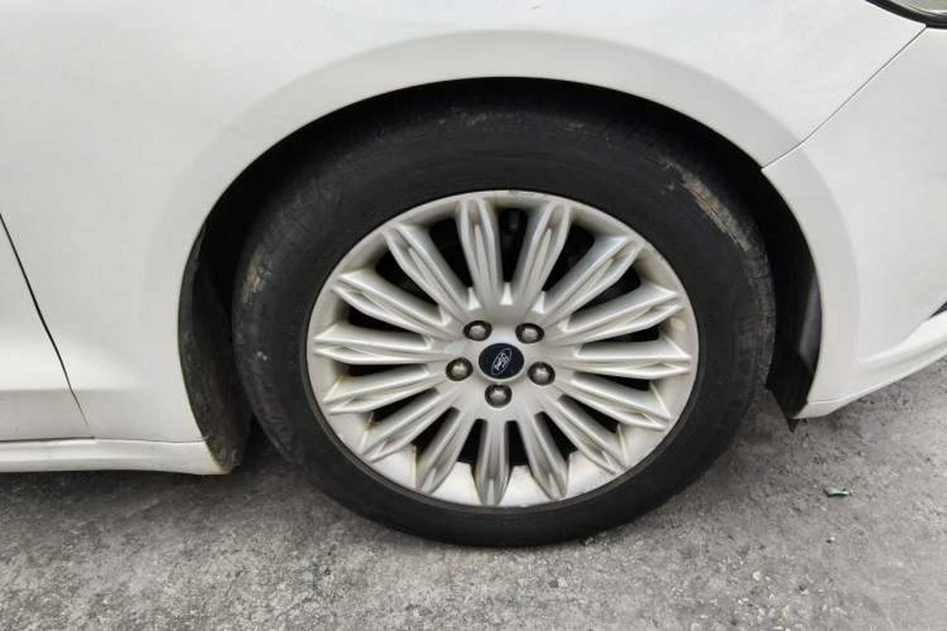Used Ford Mondeo 2013 2.0L GTDi 200 Luxury Model Right Front Wheel Hub