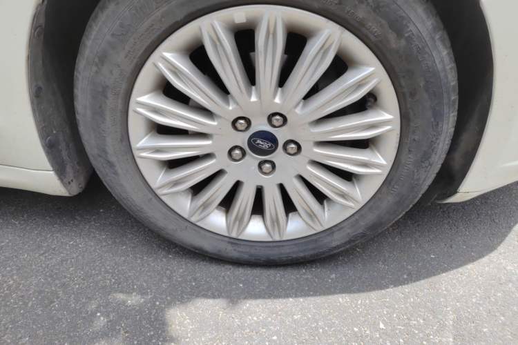 Used Ford Mondeo 2013 2.0L GTDi 200 Fashion Edition Right Front Wheel Hub