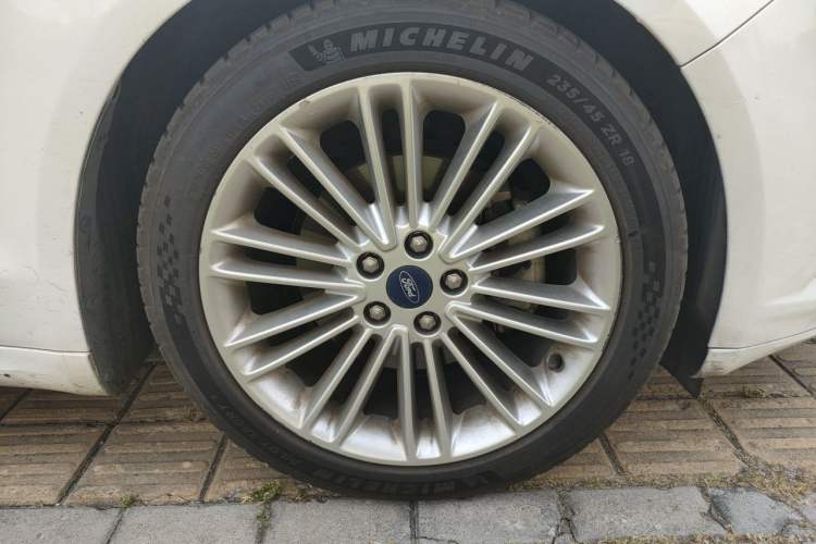 Used Ford Mondeo 2013 2.0L GTDi240 Flagship Edition Right Front Wheel Hub