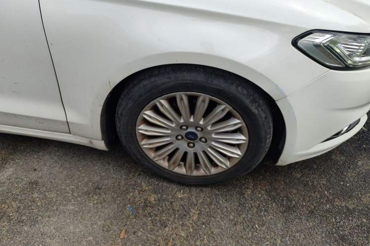 Used Ford Mondeo 2013 2.0L GTDi 200 Luxury Model Right Front Wheel Hub