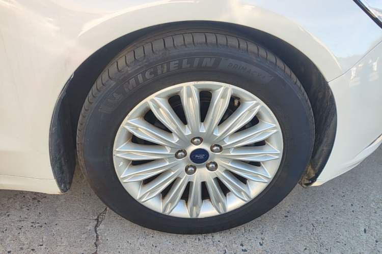 Used Ford Mondeo 2013 2.0L GTDi 200 Fashion Edition Right Front Wheel Hub
