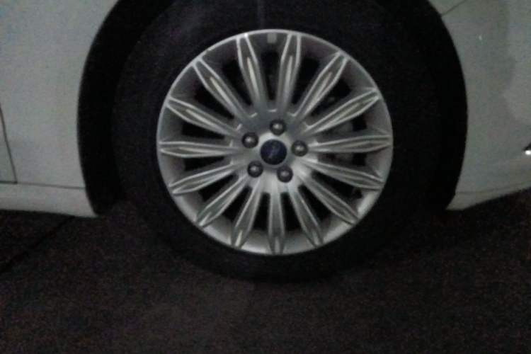 Used Ford Mondeo 2013 2.0L GTDi 200 Fashion Edition Right Front Wheel Hub