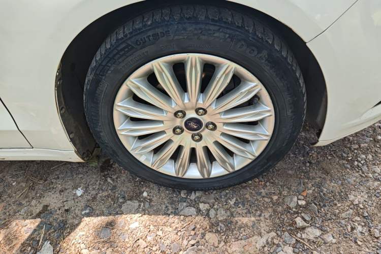 Used Ford Mondeo 2013 2.0L GTDi 200 Luxury Model Right Front Wheel Hub