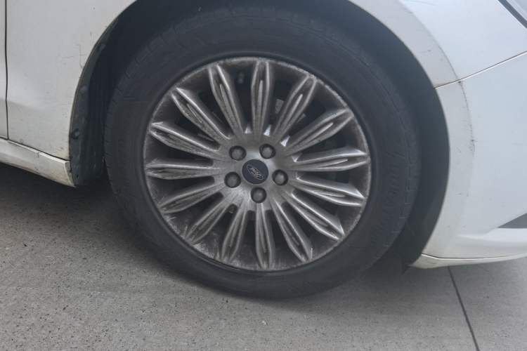 Used Ford Mondeo 2013 2.0L GTDi 200 Fashion Edition Right Front Wheel Hub