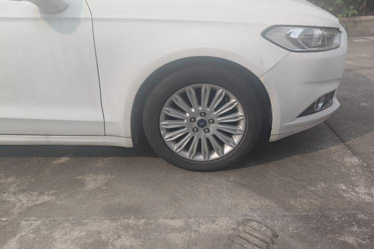 Used Ford Mondeo 2013 2.0L GTDi 200 Fashion Edition Right Front Wheel Hub