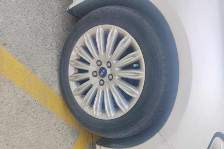 Used Ford Mondeo 2013 2.0L GTDi 200 Luxury Model Right Front Wheel Hub