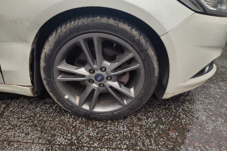 Used Ford Mondeo 2013 2.0L GTDi240 Luxury Sport Model Right Front Wheel Hub