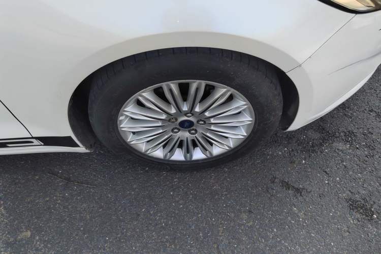 Used Ford Mondeo 2013 2.0L GTDi 200 Fashion Edition Right Front Wheel Hub