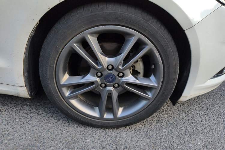 Used Ford Mondeo 2013 2.0L GTDi240 Luxury Sport Model Right Front Wheel Hub