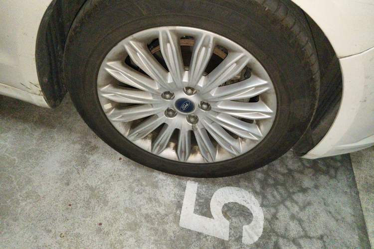 Used Ford Mondeo 2013 2.0L GTDi 200 Luxury Model Right Front Wheel Hub