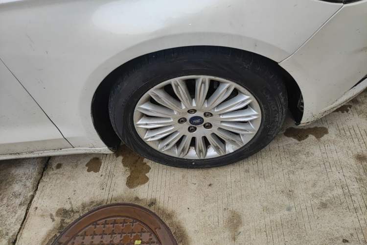 Used Ford Mondeo 2013 2.0L GTDi 200 Fashion Edition Right Front Wheel Hub
