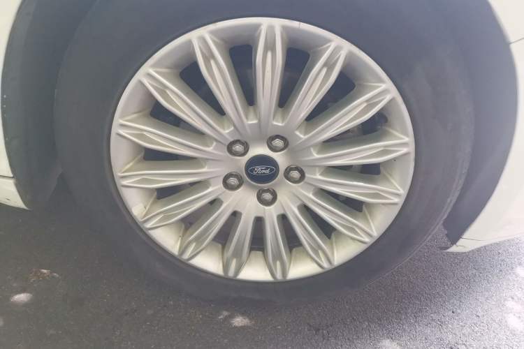 Used Ford Mondeo 2013 2.0L GTDi 200 Luxury Model Right Front Wheel Hub