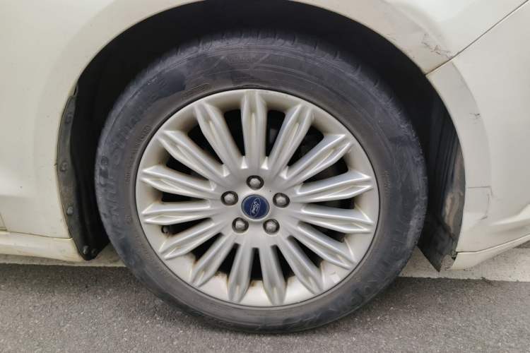 Used Ford Mondeo 2013 2.0L GTDi 200 Luxury Model Right Front Wheel Hub