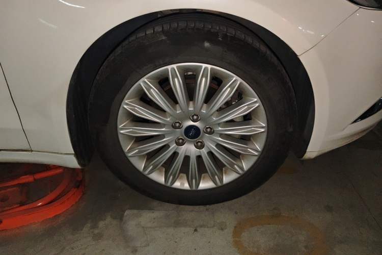 Used Ford Mondeo 2013 2.0L GTDi 200 Fashion Edition Right Front Wheel Hub
