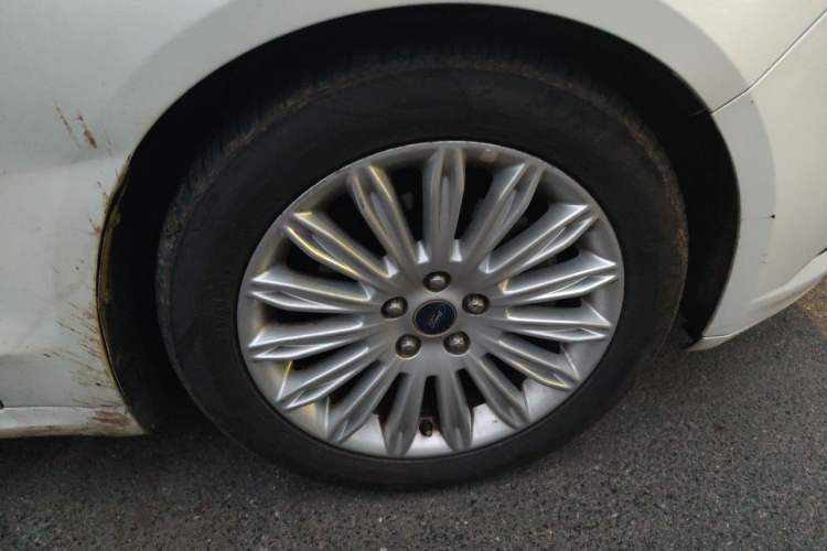 Used Ford Mondeo 2013 2.0L GTDi 200 Luxury Model Right Front Wheel Hub