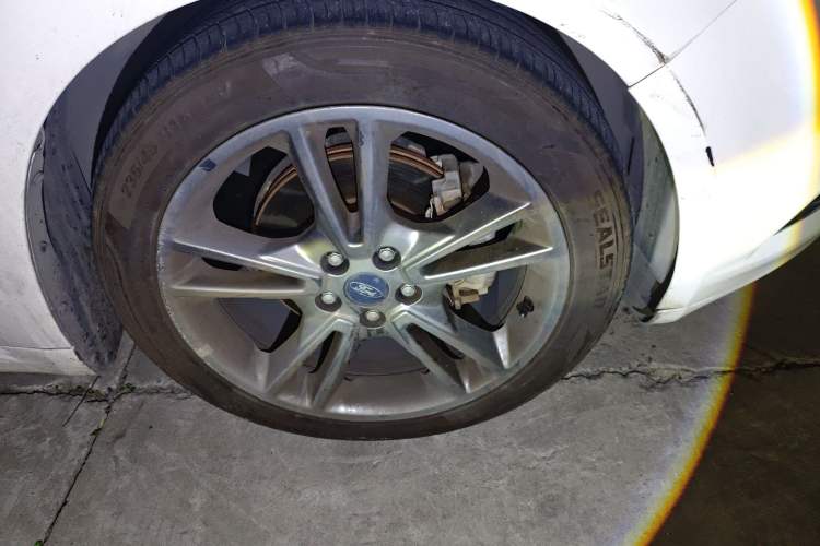 Used Ford Mondeo 2013 2.0L GTDi240 Luxury Sport Model Right Front Wheel Hub