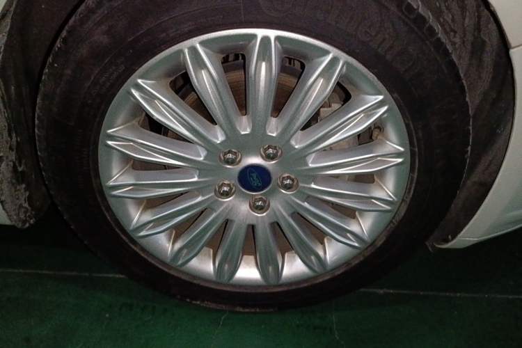 Used Ford Mondeo 2013 2.0L GTDi 200 Luxury Model Right Front Wheel Hub
