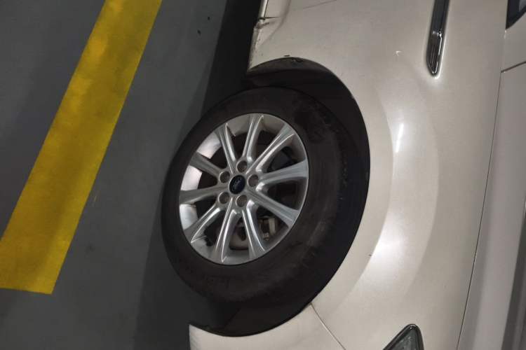 Used Ford Mondeo 2013 2.3L Fashion Edition Right Front Wheel Hub