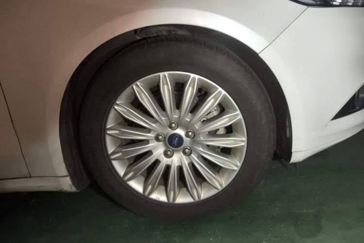 Used Ford Mondeo 2013 2.0L GTDi 200 Luxury Model Right Front Wheel Hub