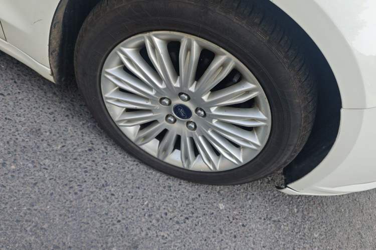 Used Ford Mondeo 2013 2.0L GTDi 200 Fashion Edition Right Front Wheel Hub