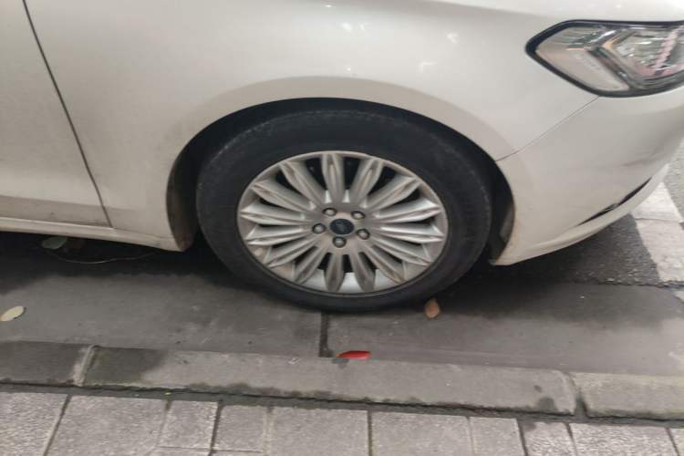 Used Ford Mondeo 2013 2.0L GTDi 200 Luxury Model Right Front Wheel Hub