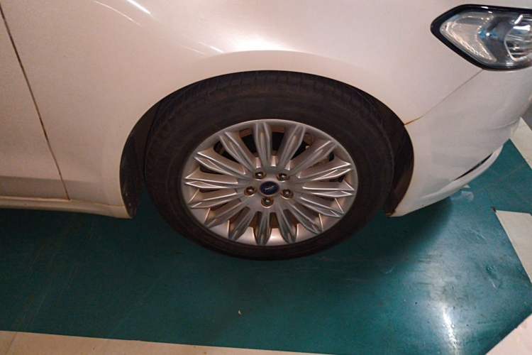 Used Ford Mondeo 2013 2.0L GTDi 200 Fashion Edition Right Front Wheel Hub